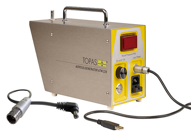 ATM 228 Atomizer Aerosol Generator zur Reinraumvalidierung Atomizer Aerosolgenerator ATM 228 zur Reinraumvalidierung, Vorderansicht, mit Kabel