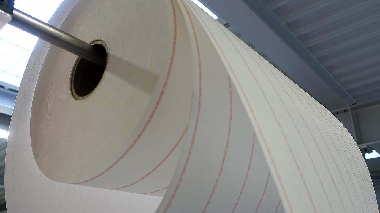 Große Rolle mit Filtermedium in Produktionshalle