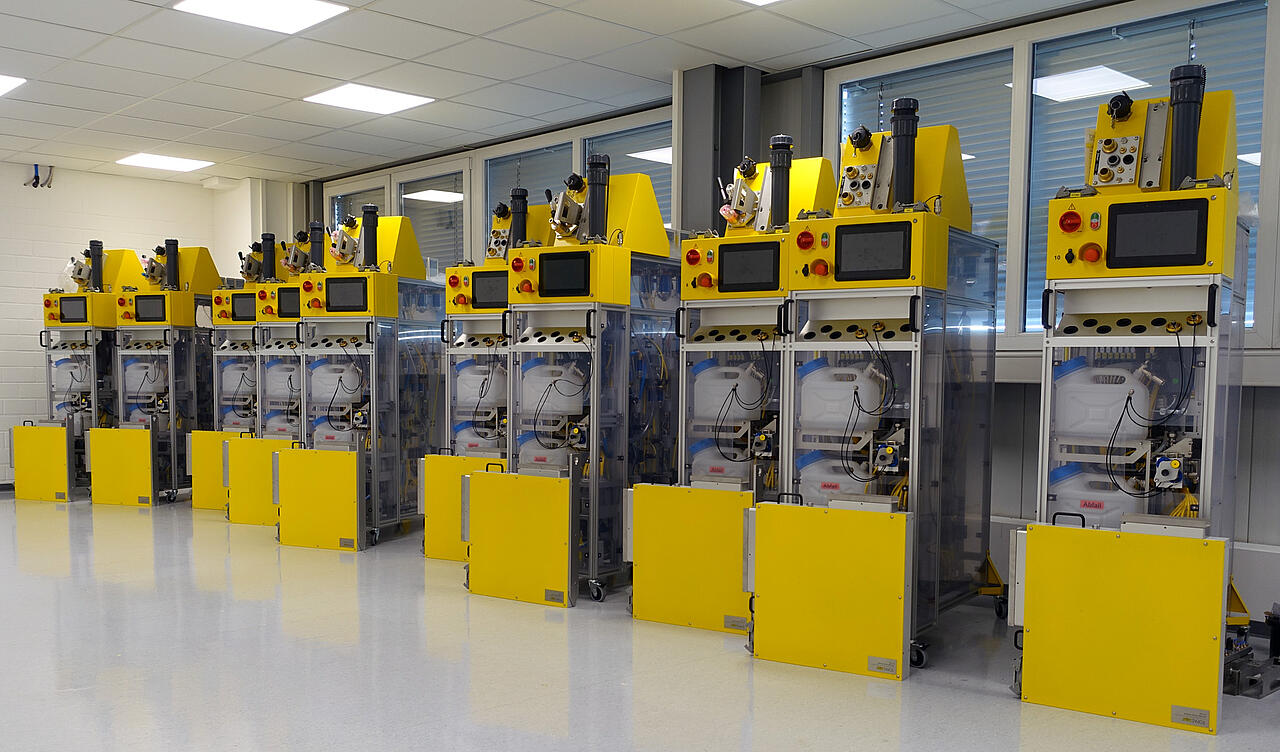 Reihe von gleichen Prüfsystemen für die Produktionstestung von Beatmungsfiltern