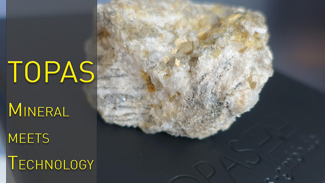 Topas-Mineral vor dem Hintergrund des Timers der Firma Topas GmbH