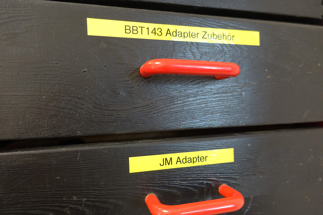 Zubehörschrank mit Beschriftung