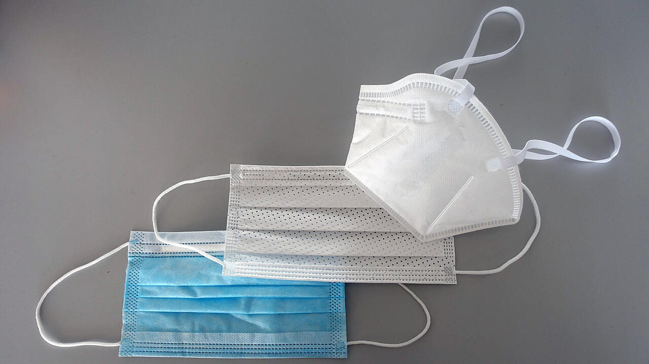 Drei Gesichtsmasken auf einem Tisch