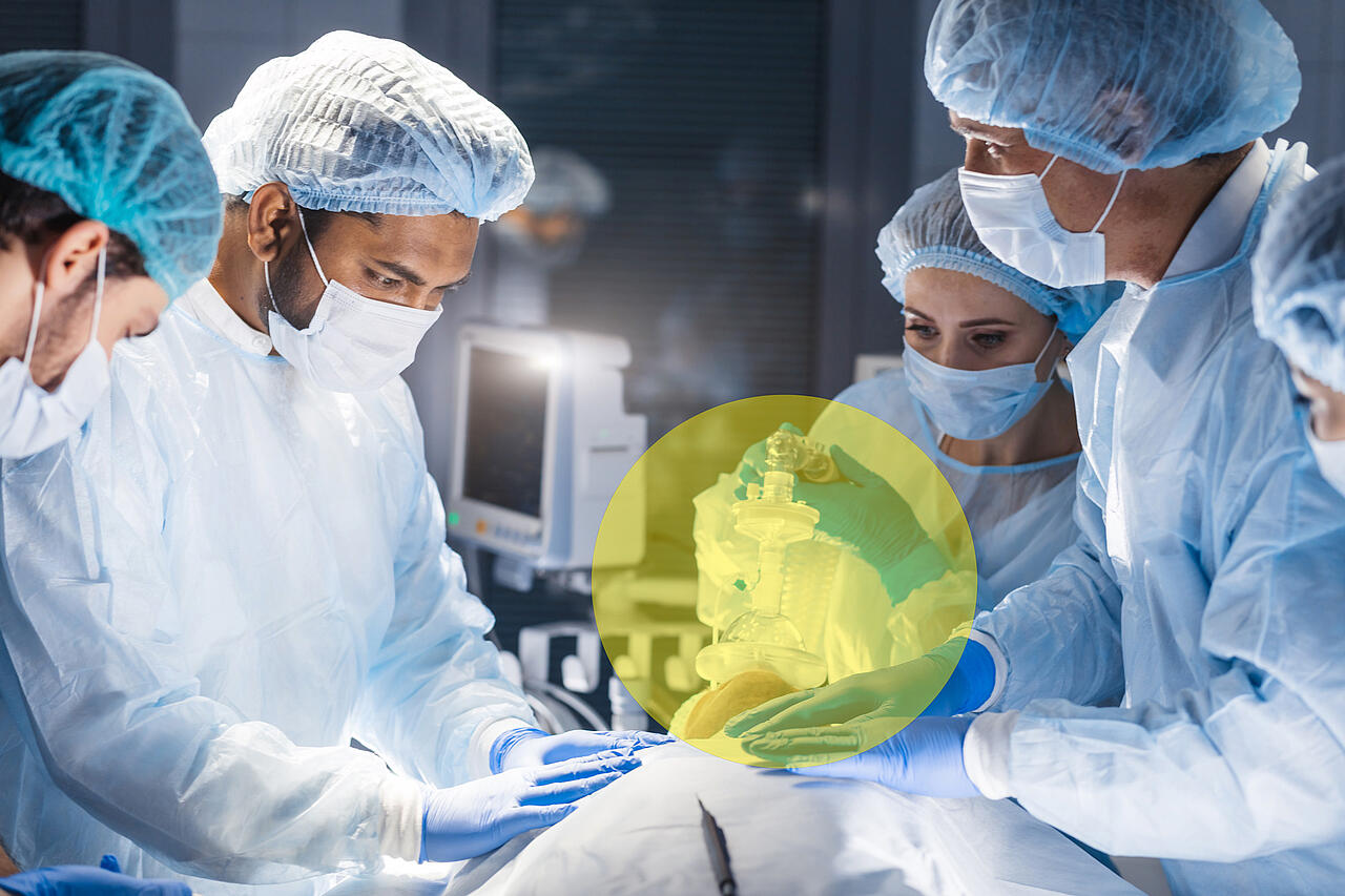 OP-Saal mit Ärzten, die sich über einen Patienten mit Beatmungsgerät beugen