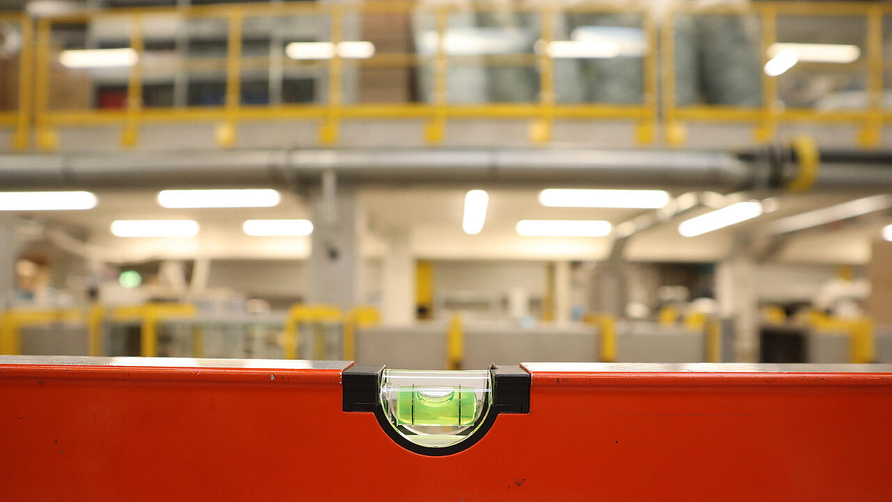 Spirit level in the foreground, production hall in the background