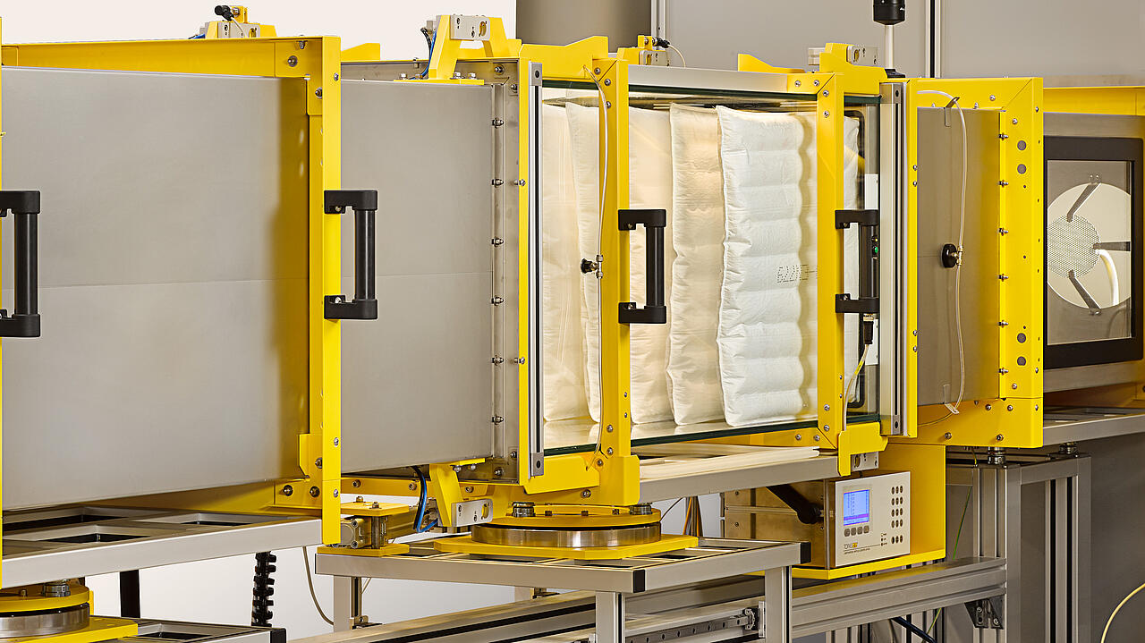 Glaskanal eines Luftfilter-Prüfstandes mit eingelegtem Taschenfilter